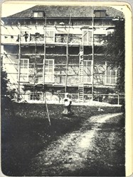 <p>Foto van de achtergevel, gemaakt tijdens de werkzaamheden van 1907. De gevel is al gedeeltelijk ontpleisterd enook de oude kroonlijst is verwijderd (Huisarchief Huis Sevenaer).</p>
